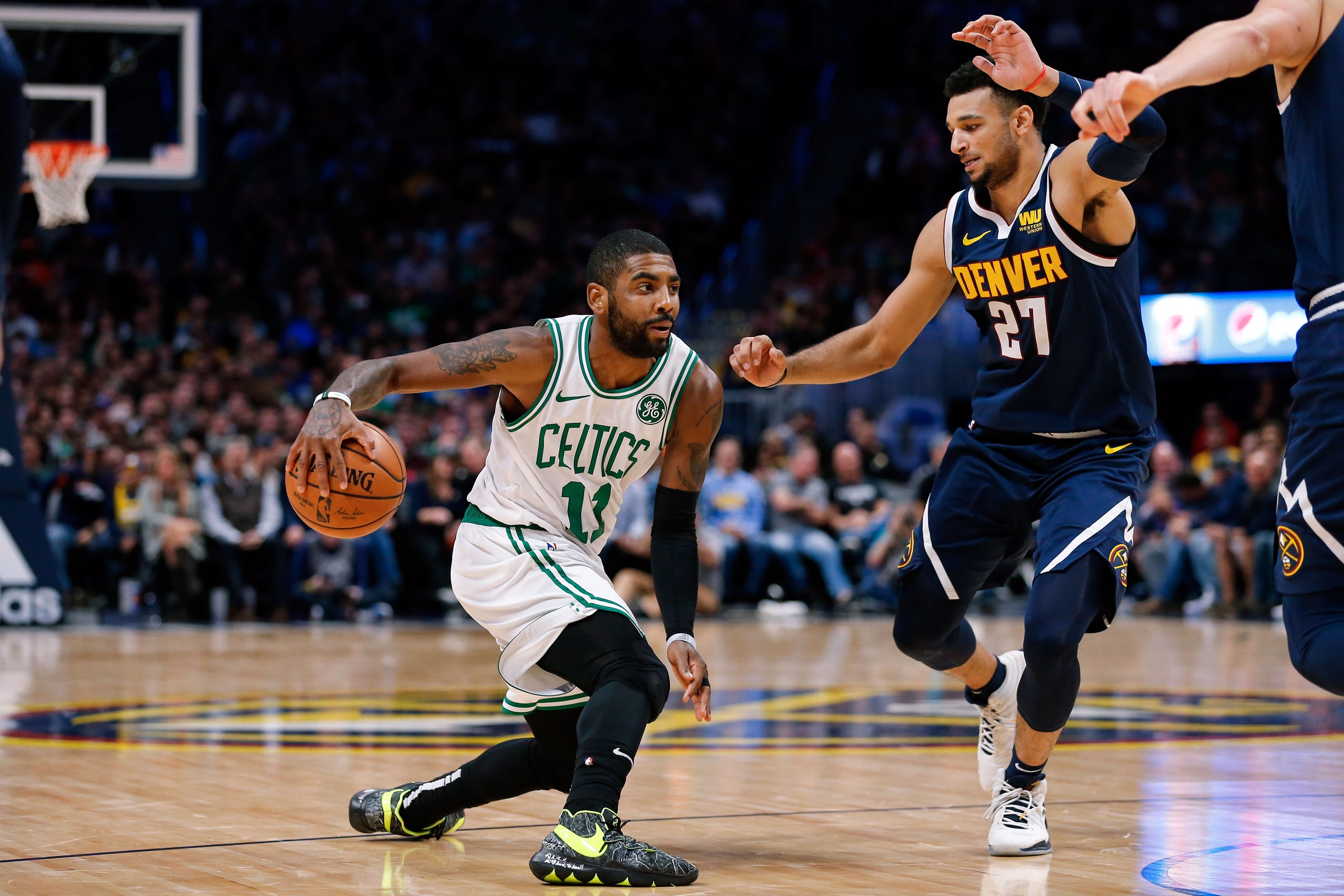 包含清晨里昂备战CBA常规赛，更衣室发声细节曝光，质疑声仍在，球探报告显示潜力的词条